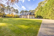 Stijlvolle villa met praktijkruimte in exclusieve villawijk nabij Nationale Park Hoge Kempen