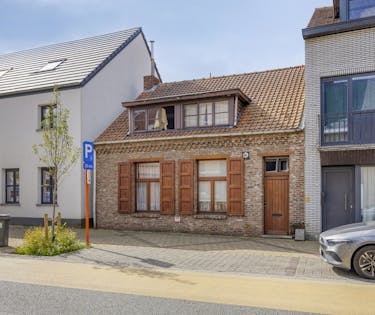 huis te koop in centrum Lichtaart, met wegenis achteraan