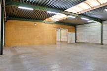 Magazijn met kantoor (ca. 600 m²) te huur in Aalter