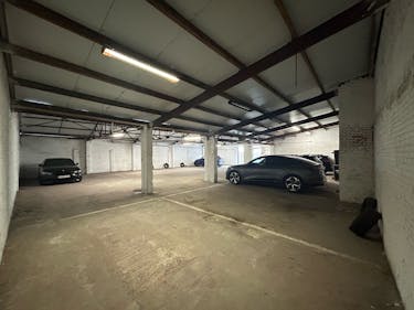 Opbrengsteigendom met 14 autostaanplaatsen te koop in Deurne