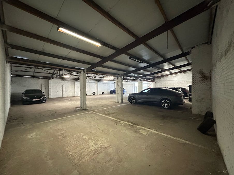 Opbrengsteigendom met 14 autostaanplaatsen te koop in Deurne