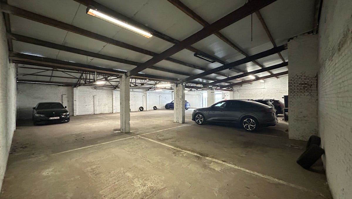 Opbrengsteigendom met 14 autostaanplaatsen te koop in Deurne