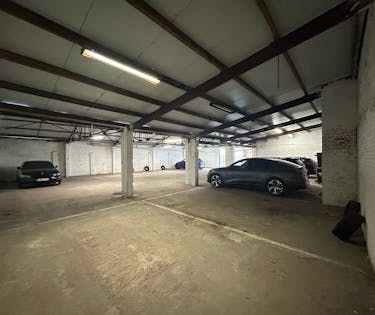 Opbrengsteigendom met 14 autostaanplaatsen te koop in Deurne