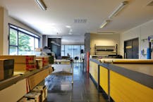 Bedrijfsgebouw + woonst (140 m²) op industrieperceel (4.758 m²)