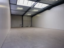 Centraal gelegen nieuwbouw loods in Zwevezele