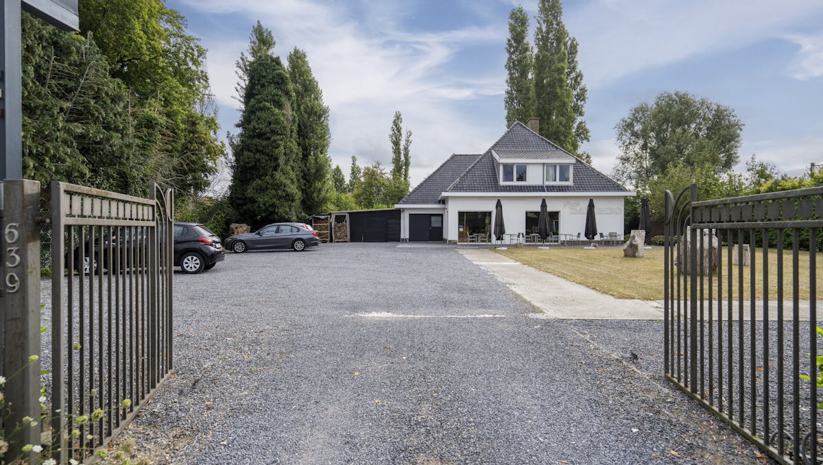 Handelspand met woonst te koop