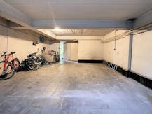 Opbrengsteigendom met 2 appartementen en garage