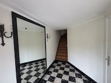 Opbrengsteigendom met 2 appartementen en garage