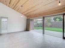 Nieuwbouwvilla met 3 kamers, tuin en carport in Poperinge