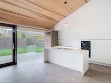 Nieuwbouwvilla met 3 kamers, tuin en carport in Poperinge