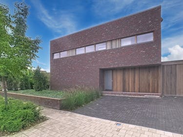 Nieuwbouwvilla met 3 kamers, tuin en carport in Poperinge