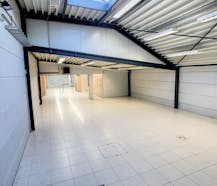 Handelspand te huur van ca. 200 m² met loods in Roeselare