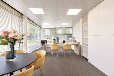 Luxueus kantoor te huur op de Autobaan te Loppem.