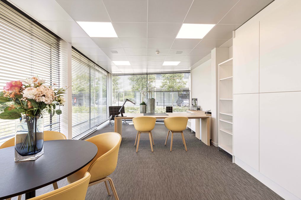 Luxueus kantoor te huur op de Autobaan te Loppem.