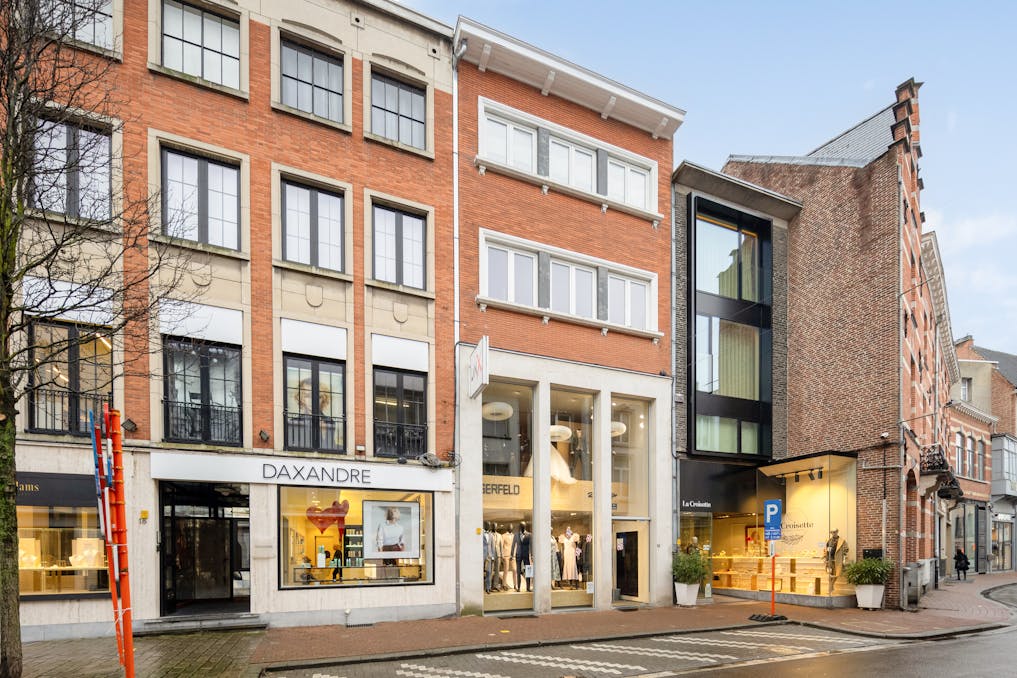 Belle maison de commerce, située dans une rue commerçante exclusive