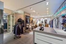 Belle maison de commerce, située dans une rue commerçante exclusive