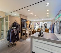 Belle maison de commerce, située dans une rue commerçante exclusive