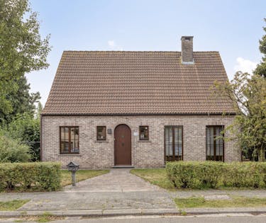 Vrijstaande woning met groot bijgebouw te koop in Wuustwezel