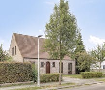 Vrijstaande woning met groot bijgebouw te koop in Wuustwezel