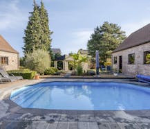 Vrijstaande woning met groot bijgebouw te koop in Wuustwezel