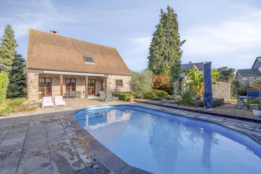 Vrijstaande woning met groot bijgebouw te koop in Wuustwezel