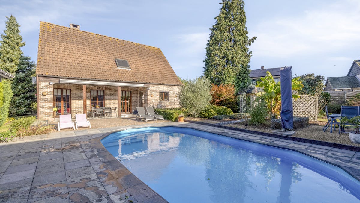 Vrijstaande woning met groot bijgebouw te koop in Wuustwezel