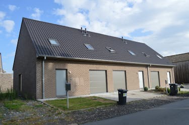 Nieuwbouwwoning met 3 kamers, garage en tuintje te huur in Vleteren!