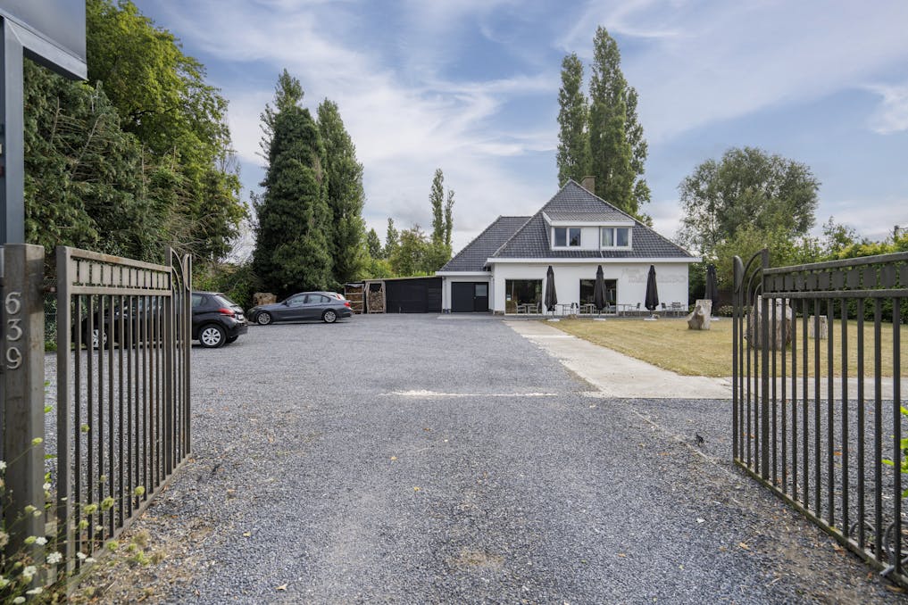 Handelspand met woonst te koop