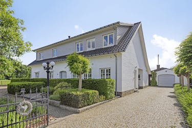 Riante zorgwoning/kangoeroewoning met loods te koop