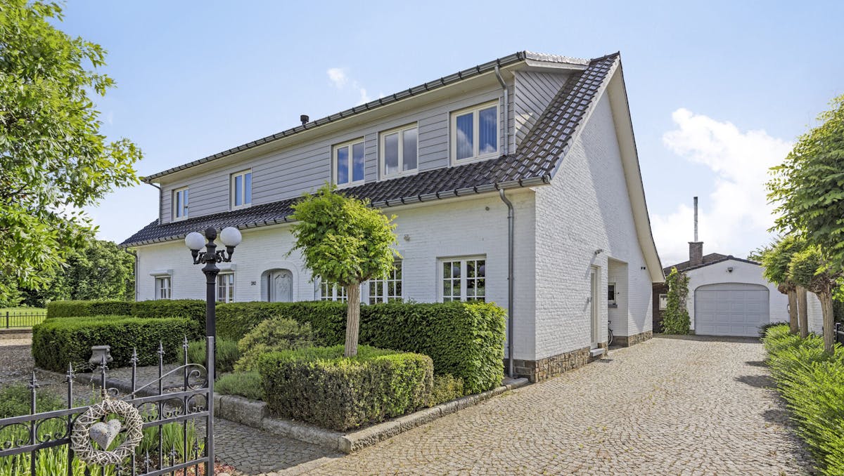 Riante zorgwoning/kangoeroewoning met loods te koop