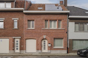 Instapklaar huis met 3 slaapkamers en tuin te koop in Wevelgem!