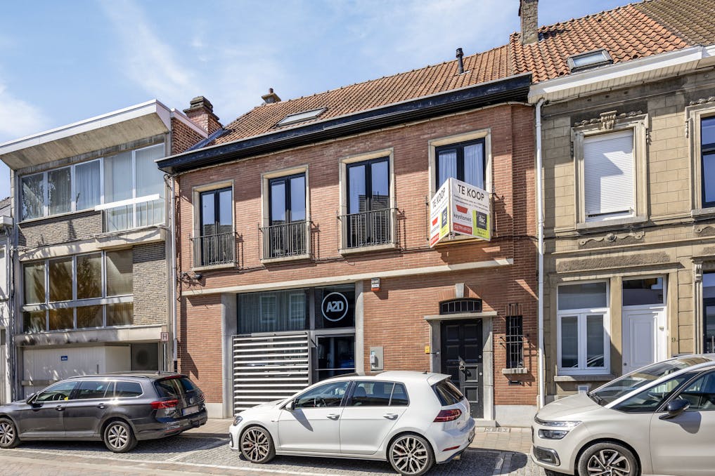 Kantoor (525m²) met triplex (176m²) te koop centrum Tervuren.