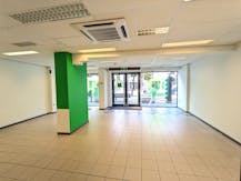 handelspand/kantoor in het winkelcentrum van Geel te huur