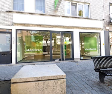handelspand/kantoor in het winkelcentrum van Geel te huur