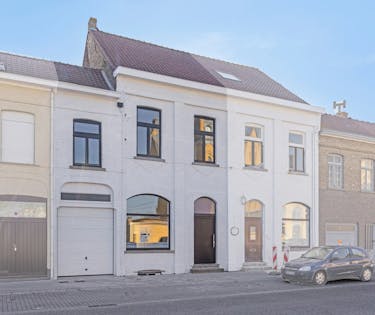 Instapklaar huis met 3 slaapkamers, garage en tuin in Veurne