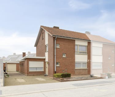 Halfopen huis met 4 kamers te koop in Desselgem