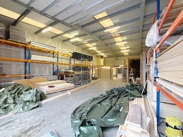 Magazijn (226 m²) met optionele buitenruimte te huur Evergem