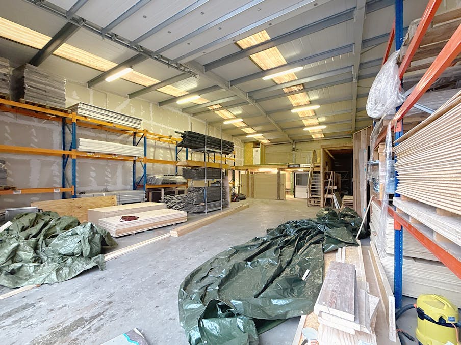 Magazijn (226 m²) met optionele buitenruimte te huur Evergem