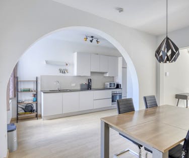 Lichtrijk en ruim gerenoveerd appartement nabij Gent-centrum