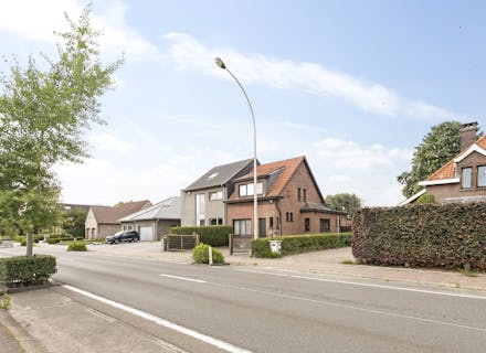 Gezellig half open huis met 3 slaapkamers en groot magazijn/garage (140m²) te koop in Aartselaar grens Reet.