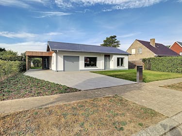 Bungalowwoning met tuin en garage in Ieper.