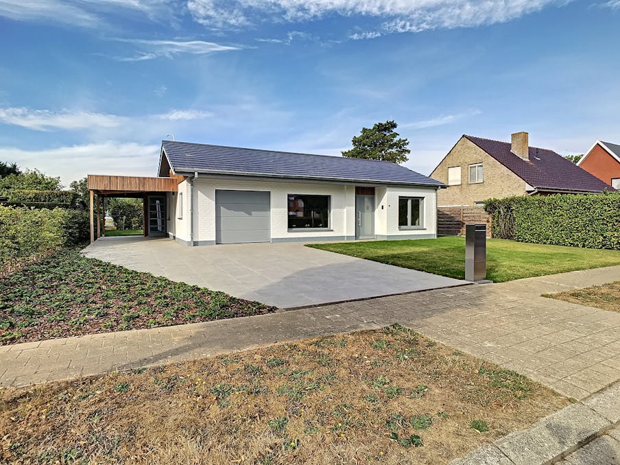 Bungalowwoning met tuin en garage in Ieper.
