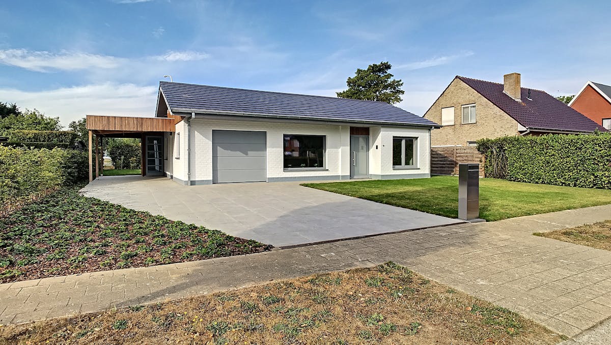 Bungalowwoning met tuin en garage in Ieper.