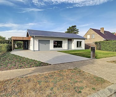 Bungalowwoning met tuin en garage in Ieper.