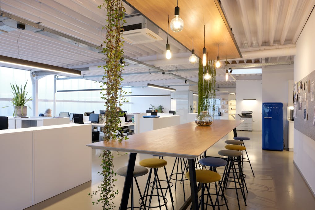 Instapklaar kantoor (ca. 500 m²) te huur te Oostkamp.