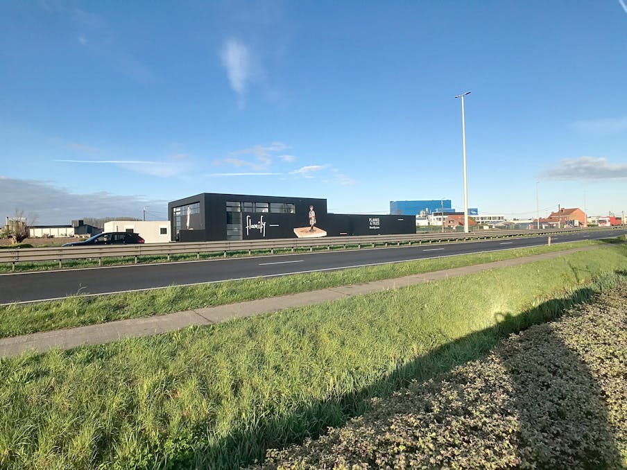 Bedrijfsgebouw langs de Ring/R32 van Roeselare.