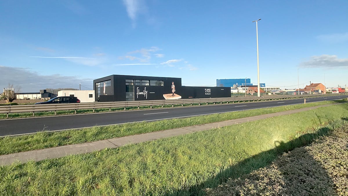 Bedrijfsgebouw langs de Ring/R32 van Roeselare.
