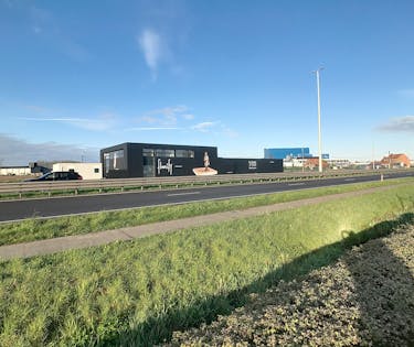Bedrijfsgebouw langs de Ring/R32 van Roeselare.