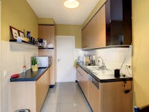 Een gezellig appartement met een terras midden in het groen.