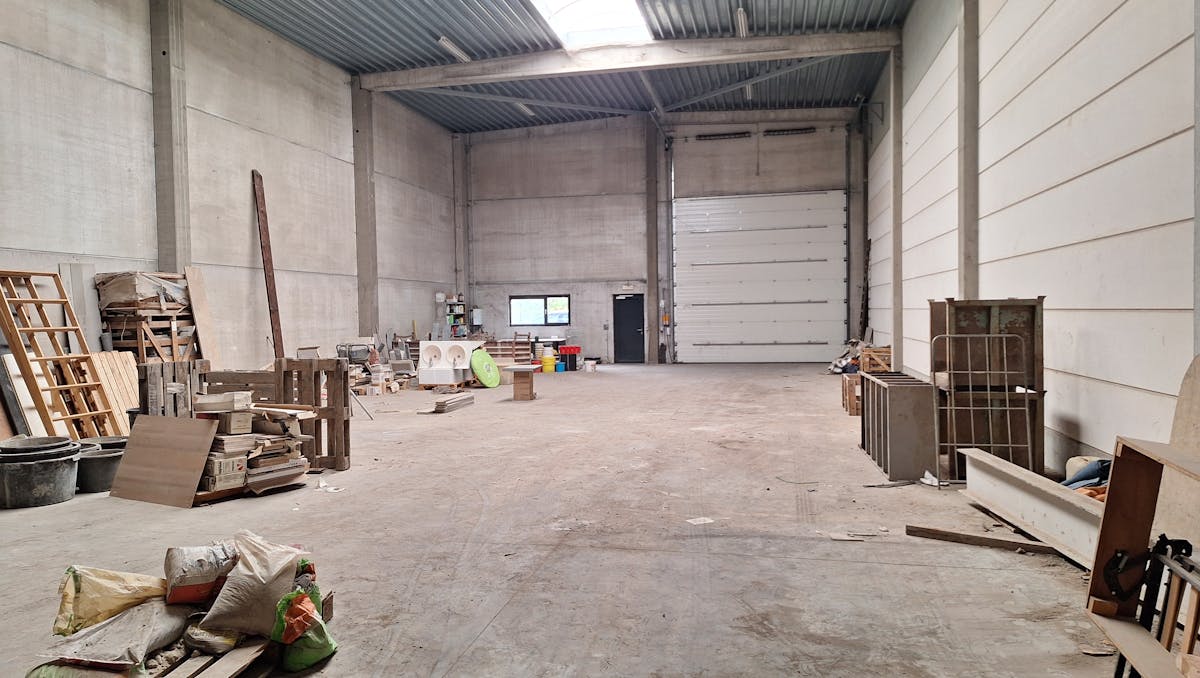 Magazijn van ca. 360m² nabij afrit Roeselare-Haven